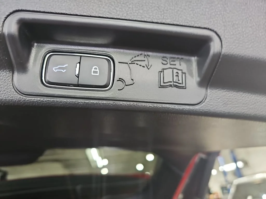 Used 2022 Red Ford XLT image 18