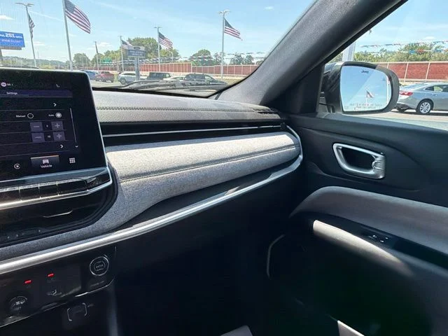 Certified Used 2023 Bright White Clearcoat Jeep Latitude Lux image 19