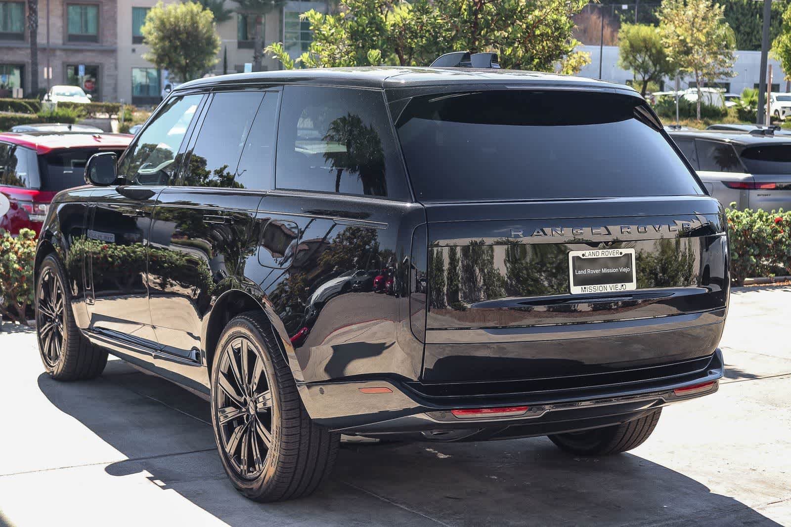 New 2026 Santorini Black Land Rover SE image 4