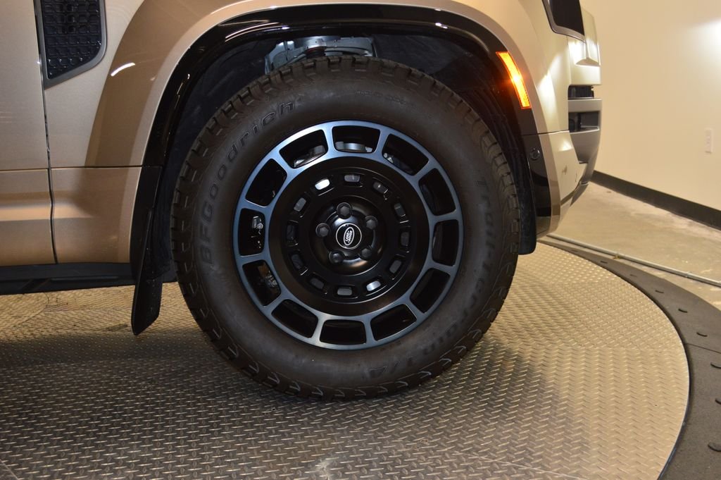 Used 2025 Gold Land Rover V8 image 16