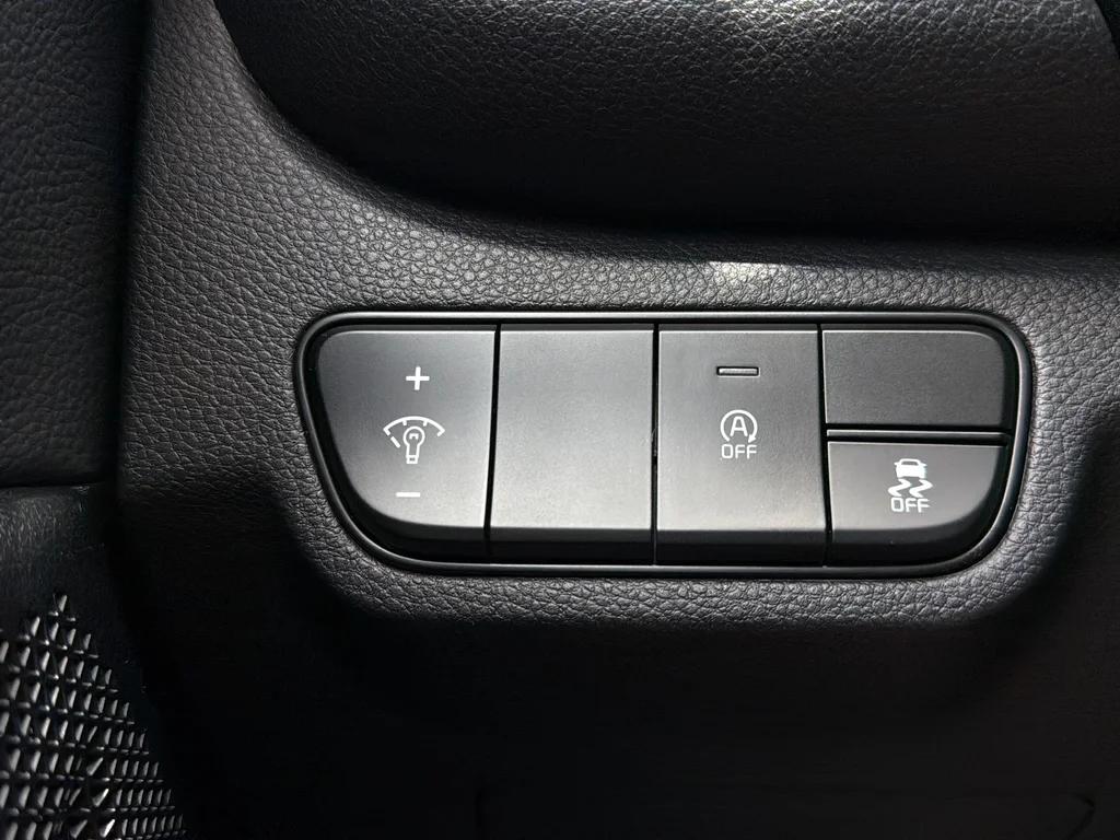 Used 2024 Snow White Pearl Kia S image 19