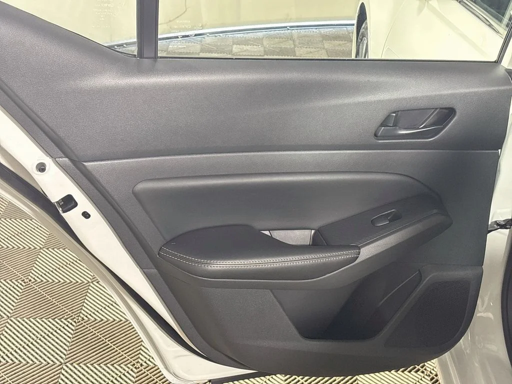 Used 2025 White Nissan 2.5 SV image 18