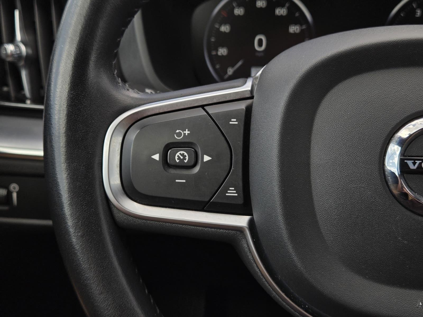 Used 2020 Ice White Volvo Momentum image 16