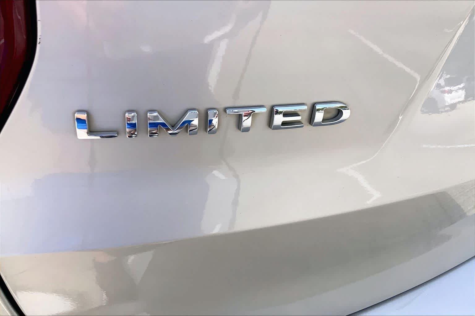 Used 2017 White Gold Metallic Ford Limited image 27