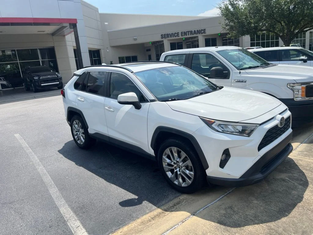 Used 2019 White Toyota XLE Premium image 6