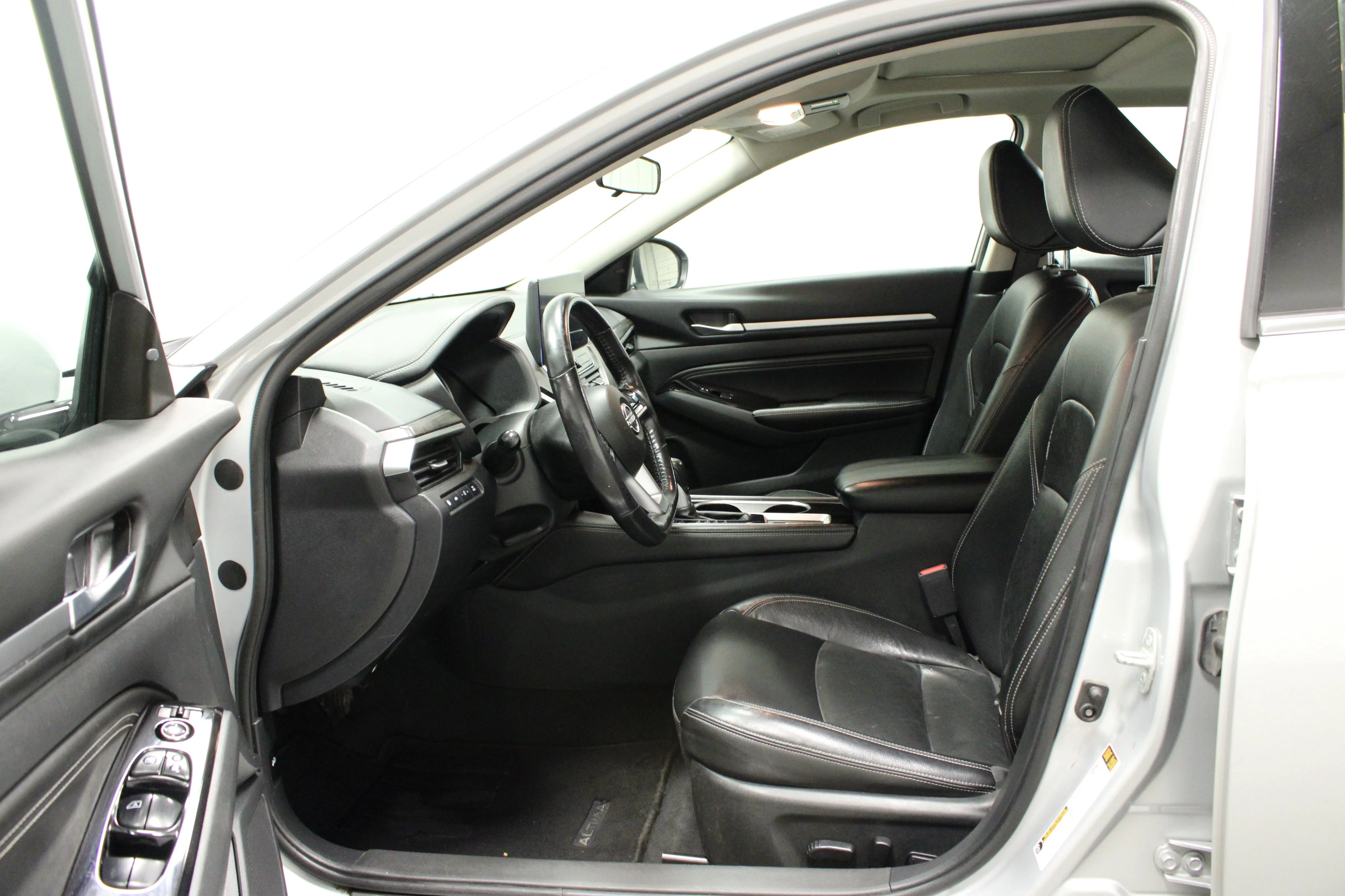 Used 2023 Brilliant Silver Metallic Nissan 2.5 SL image 17