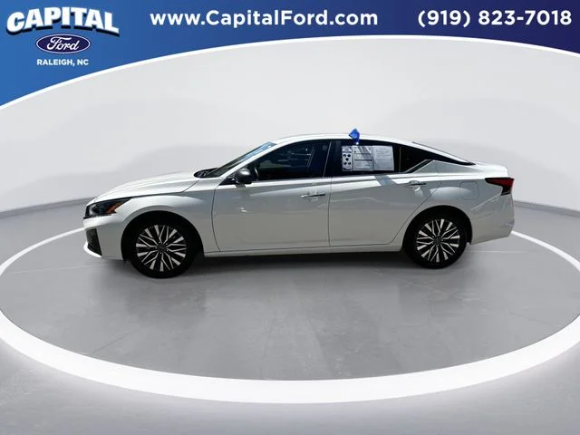 Used 2025 White Nissan 2.5 SV image 5