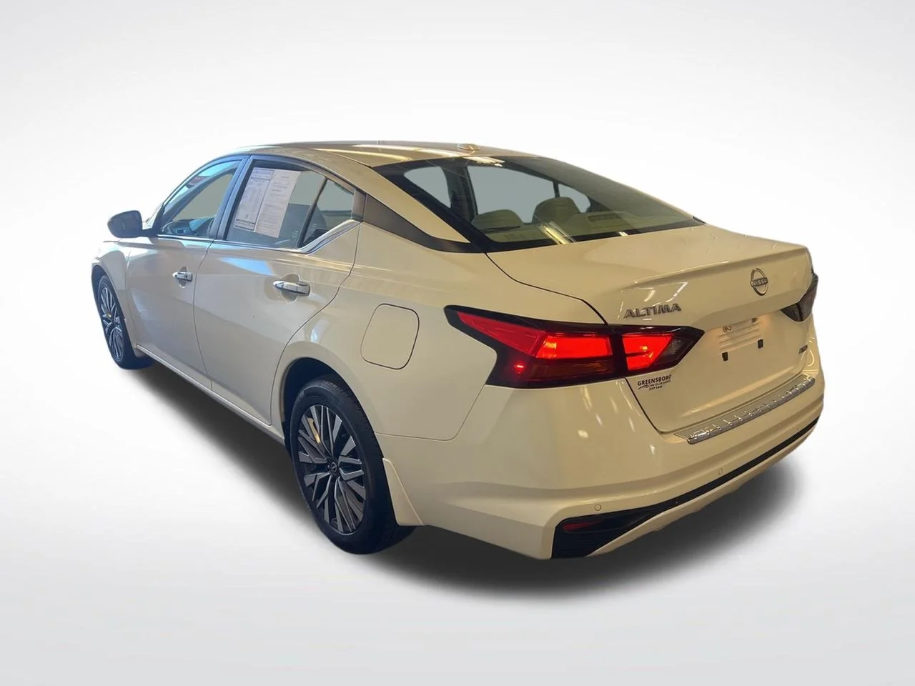 Used 2023 White Nissan 2.5 SV image 3