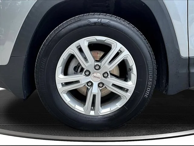 Certified Used 2024 Sterling Metallic GMC SLE image 34