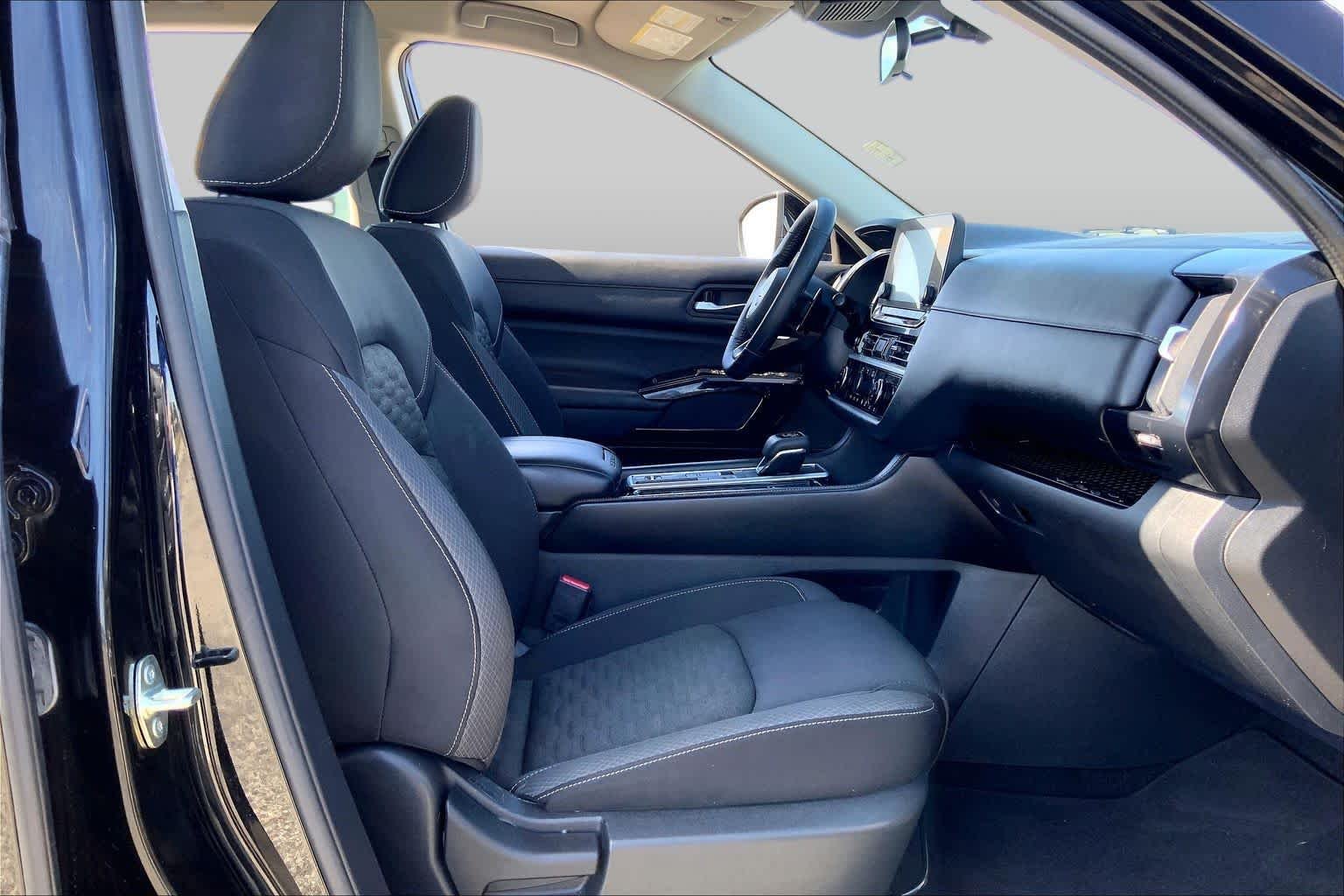 Used 2022 Super Black Nissan SV image 9