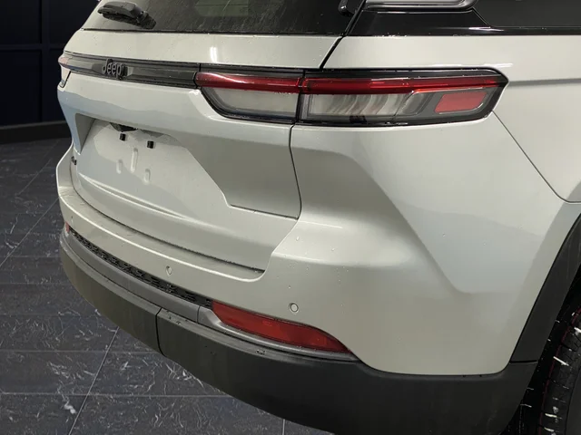 New 2026 Silver Zynith Exterior Paint Jeep Altitude image 35