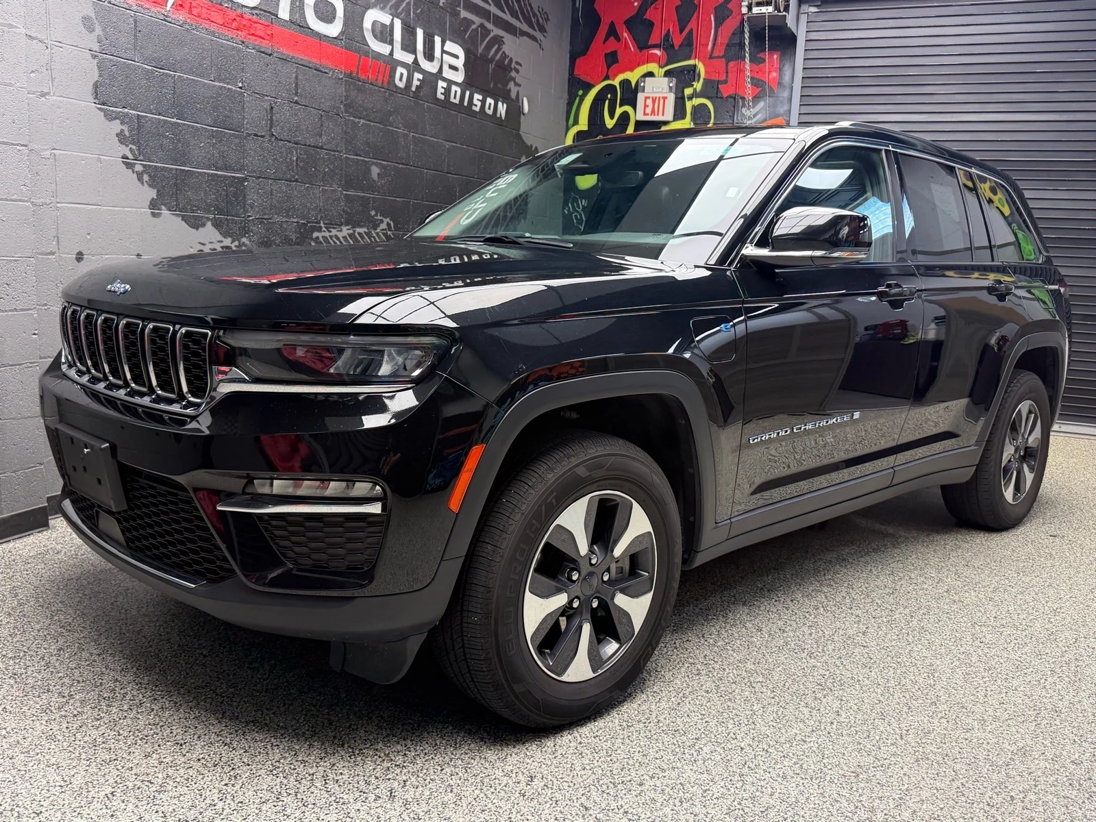 Used 2024 Diamond Black Crystal Pearl Coat (pxj) Jeep 4xe image 3