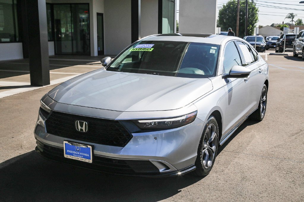 Certified Used 2025 Solar Silver Metallic Honda EX-L image 3