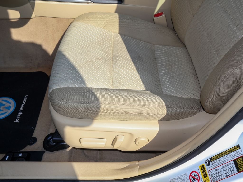 Used 2015 White Toyota LE image 12