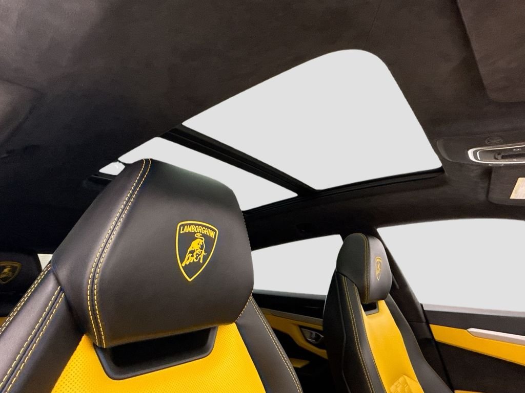 Used 2019 Black Lamborghini Base image 17