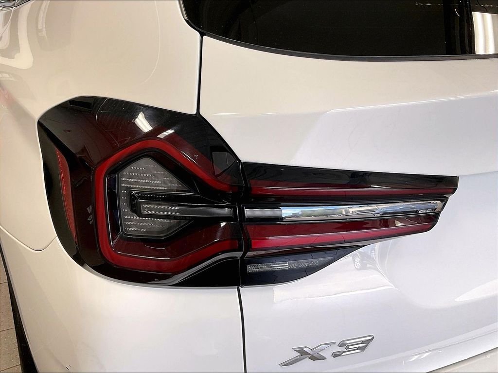 Used 2022 White BMW xDrive30i image 32