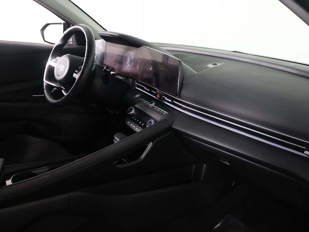 Used 2025 Black Hyundai SEL Convenience image 27