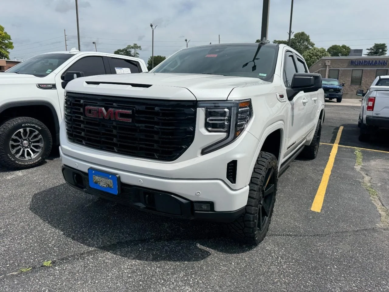 Used 2023 Summit White / White GMC 4WD Crew Cab 147" Denali image 4
