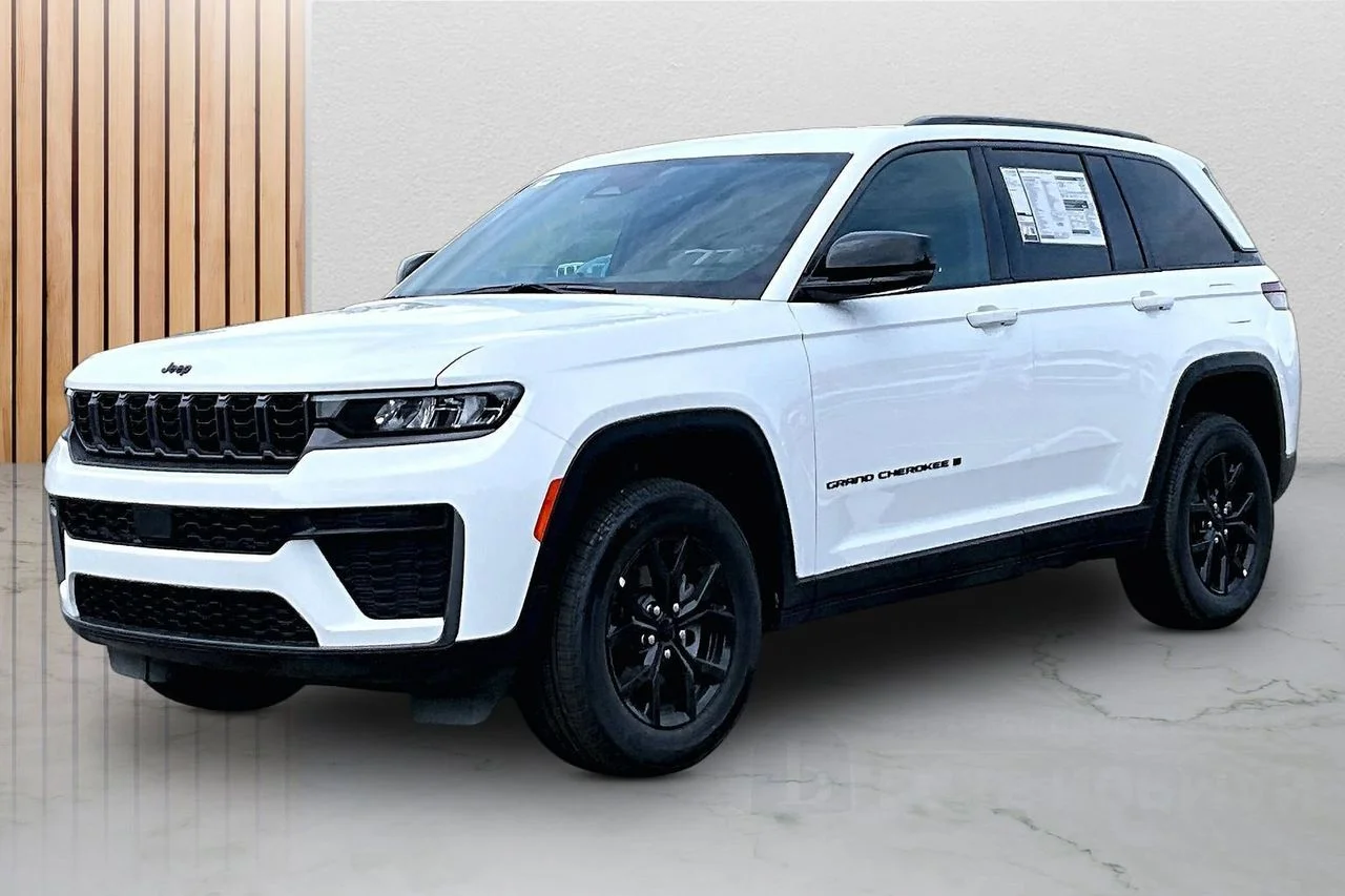New 2026 Bright White Clear-Coat Exterior Paint Jeep Altitude image 4