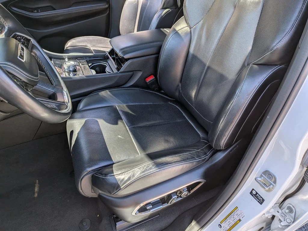 Used 2022 White Jeep Overland image 27