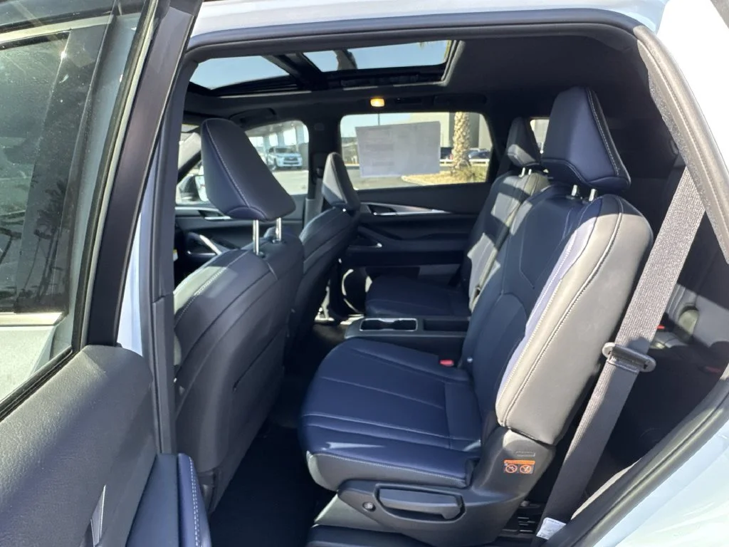 New 2027 2T RAD WHT INFINITI Sport AWD image 9