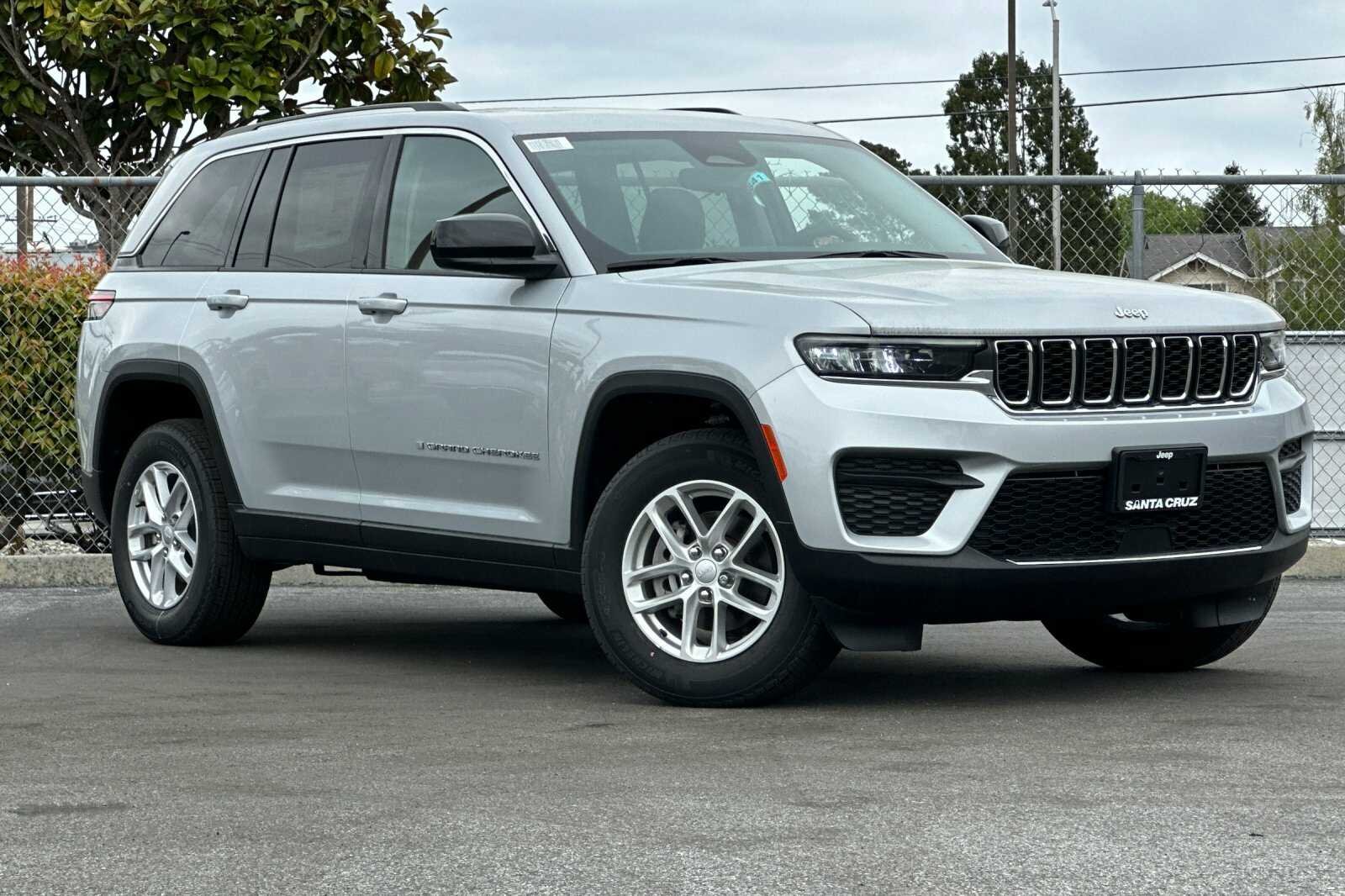 New 2023 Silver Zynith Jeep Laredo X image 2