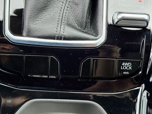 New 2026 Bright White Clear-Coat Exterior Paint Jeep Latitude image 26
