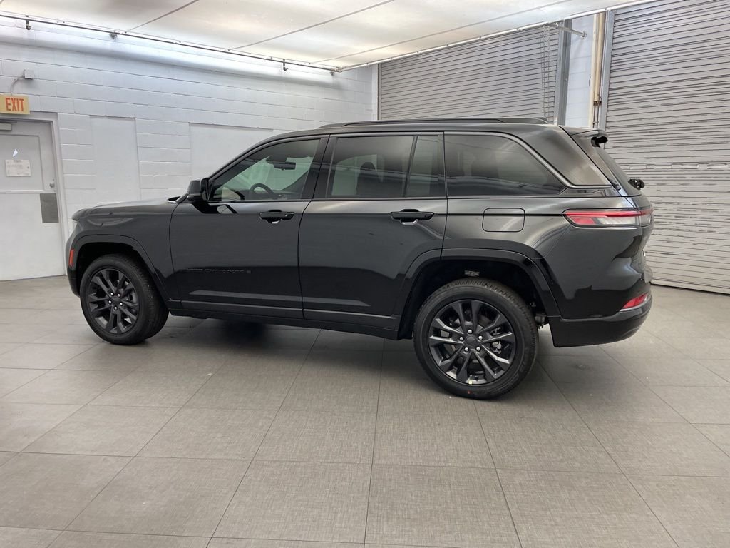 New 2026 Diamond Black Crystal Pearl-Coat Exterior Paint Jeep Limited Reserve image 5