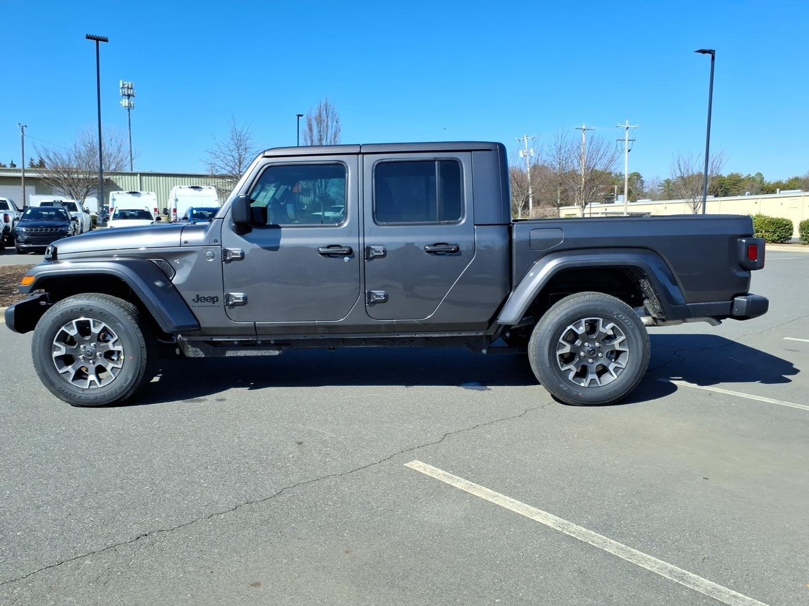 New 2026 Granite Crystal Metallic Clear-Coat Exterior Paint Jeep Sahara image 3