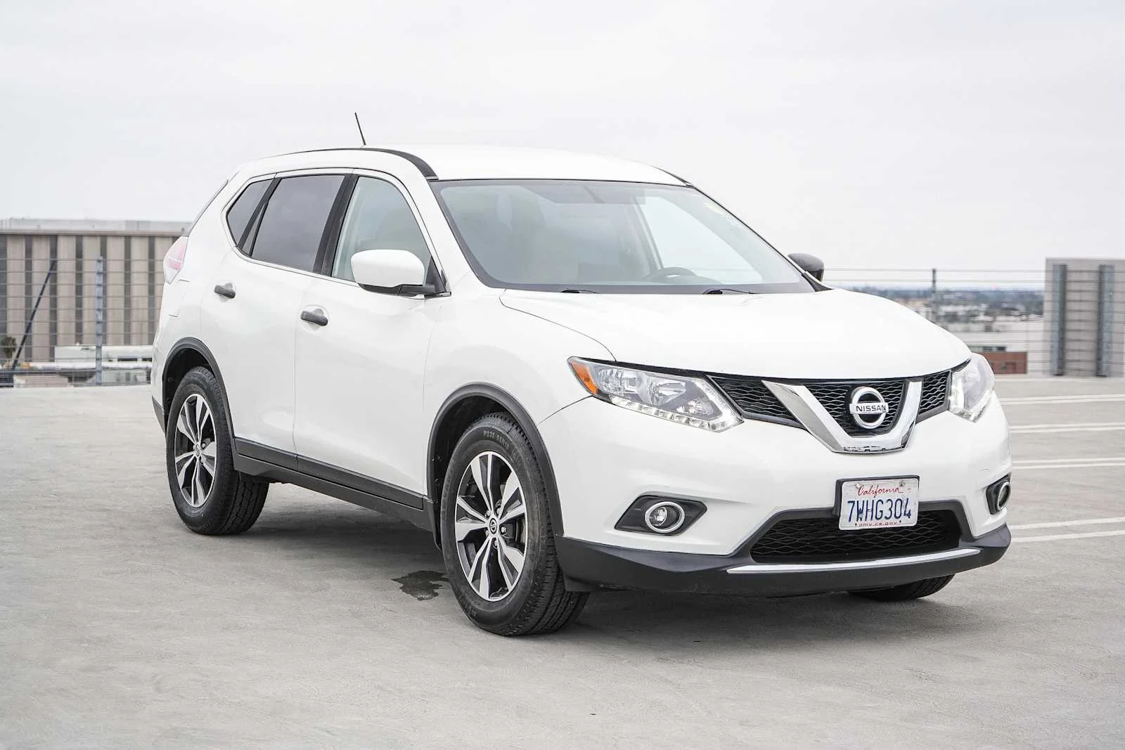 Used 2016 Glacier White Nissan S image 3