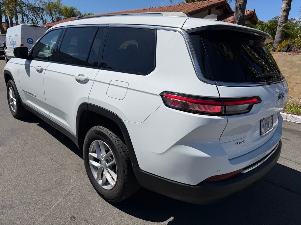 Used 2023 White/off-white Jeep Laredo image 9