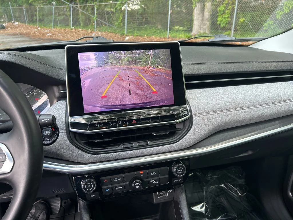 Used 2022 Black Jeep Latitude Lux image 21
