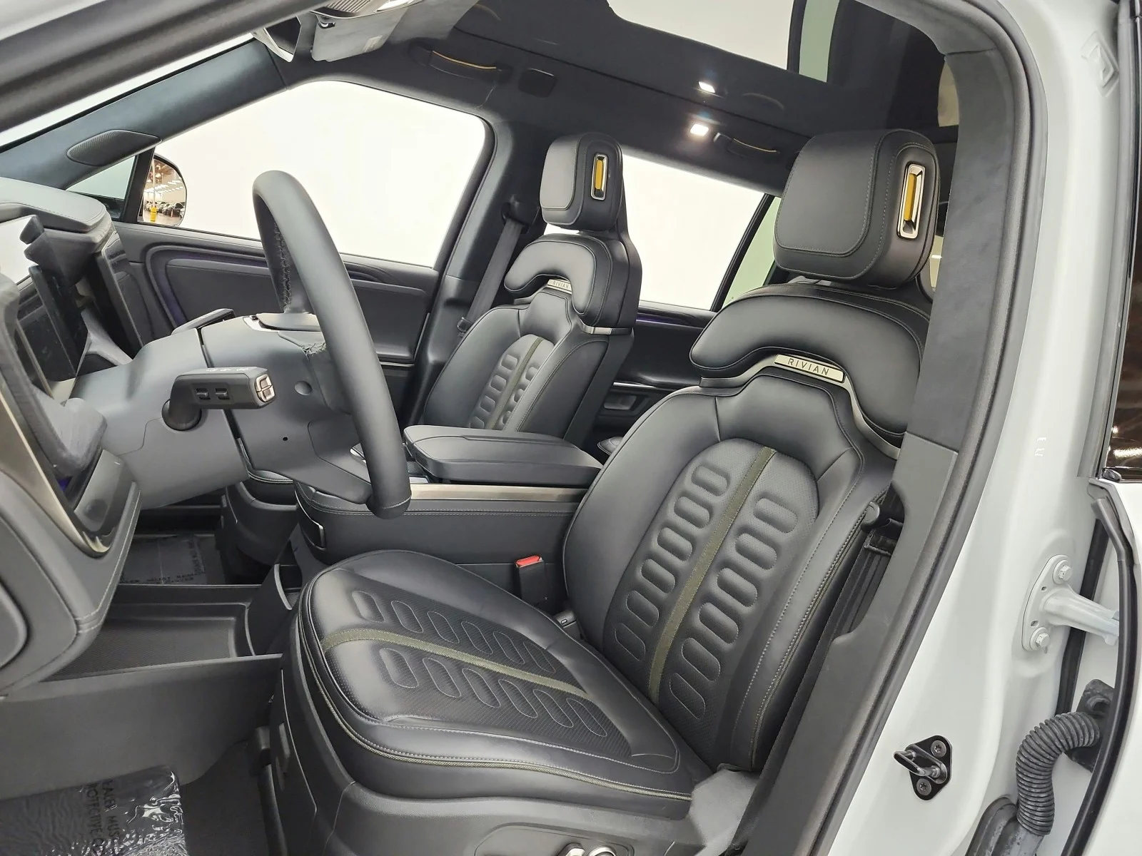 Used 2025 WHITE Rivian Adventure Dual-Motor Large Pack image 10