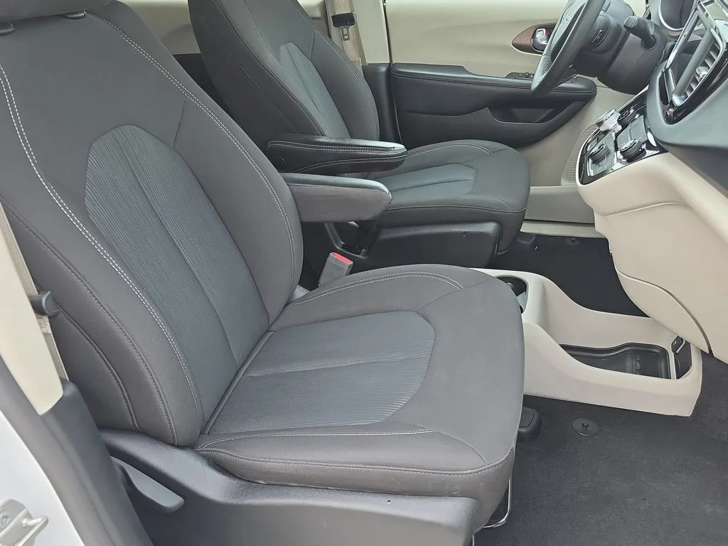 Used 2023 White Chrysler LX image 29