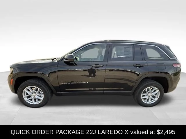 New 2026 Diamond Black Crystal Pearl-Coat Exterior Paint Jeep Laredo X image 3
