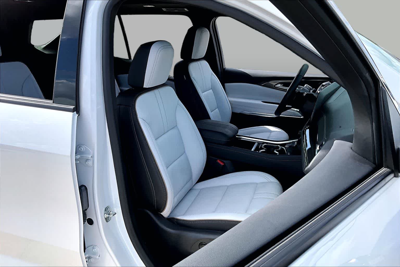 Used 2025 Iridescent Pearl Tricoat Chevrolet FWD High Country image 9