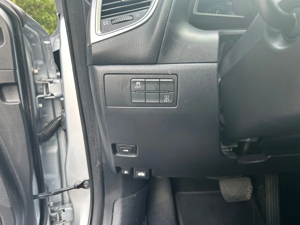 Used 2018 Silver Mazda Touring image 23