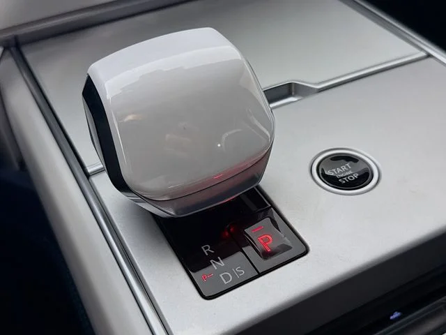 New 2026 Ostuni Pearl Wht Prem Met Land Rover SV image 19