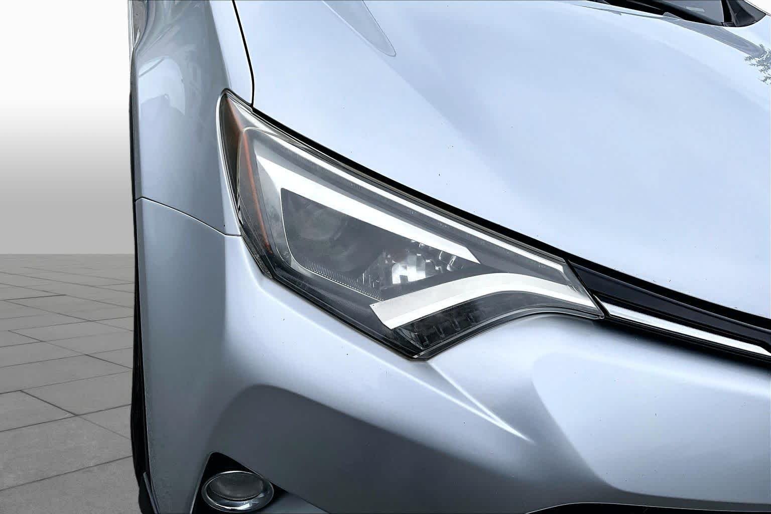 Used 2016 Classic Silver Metallic Toyota Limited image 27
