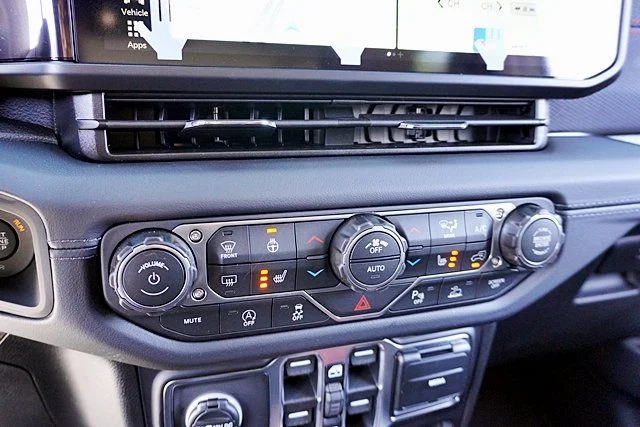 New 2026 Bright White Clear-Coat Exterior Paint Jeep Rubicon X image 34