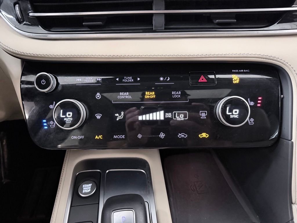 Used 2023 White INFINITI LUXE image 28