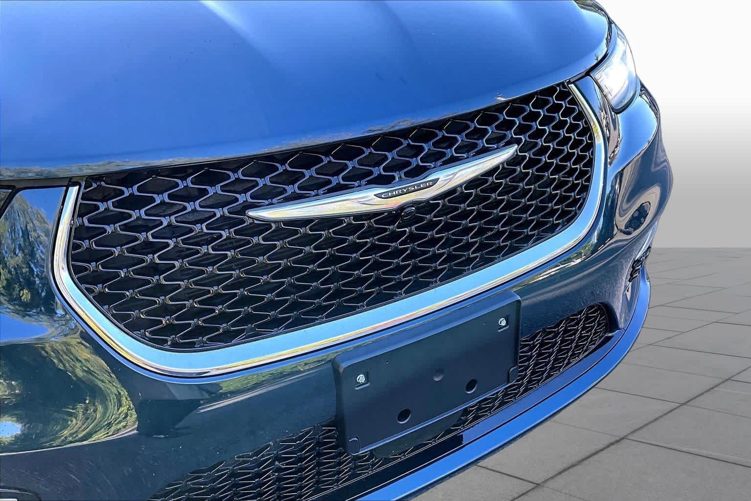 Used 2025 Fathom Blue Pearlcoat Chrysler Select image 29