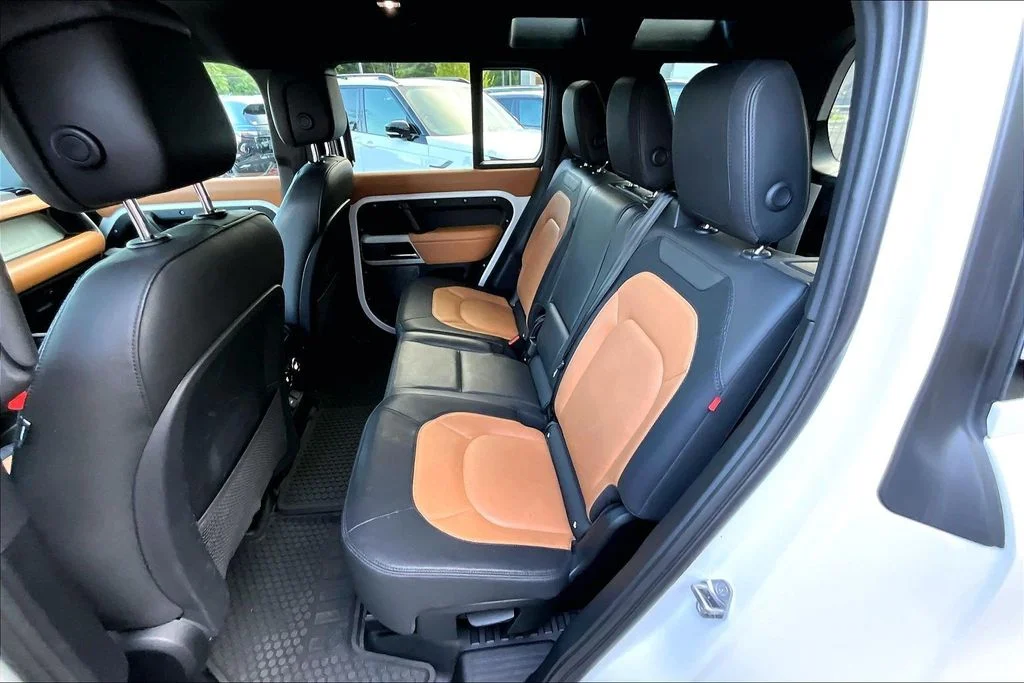 Used 2024 White Land Rover X-Dynamic SE image 28