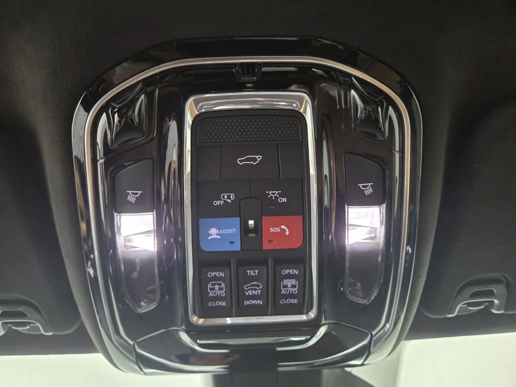 Used 2025 Diamond Black Crystal Pearlcoat Jeep Series III Obsidian image 20