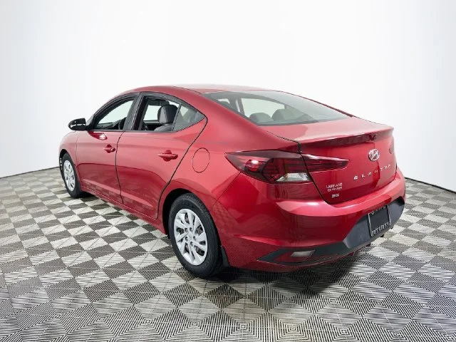 Used 2020 Red Hyundai SE image 5