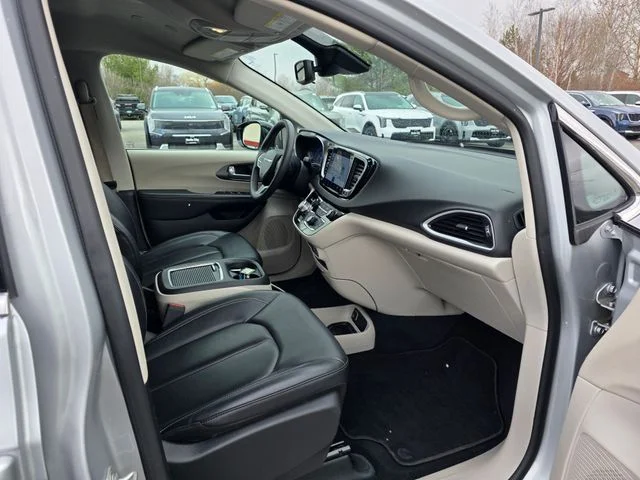Used 2024 Silver Mist Clearcoat Chrysler Touring L image 12