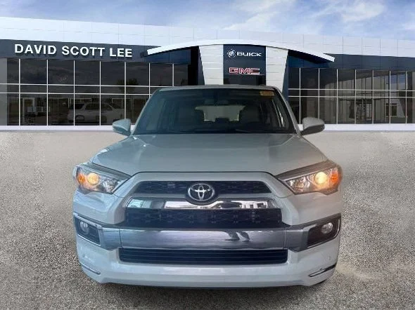 Used 2018 Blizzard Pearl Toyota SR5 image 2