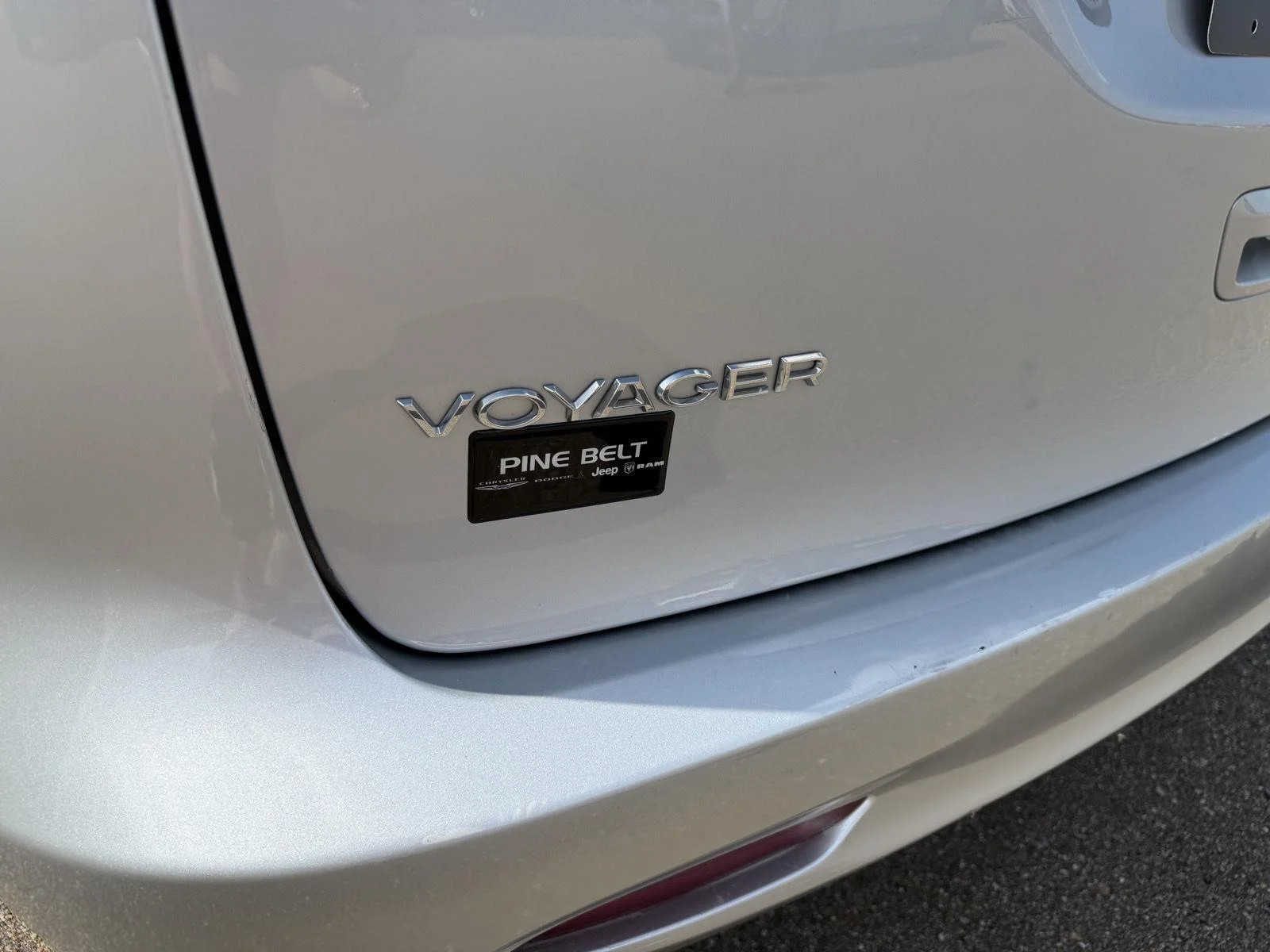 Used 2023 Silver Mist Clearcoat Chrysler LX image 24