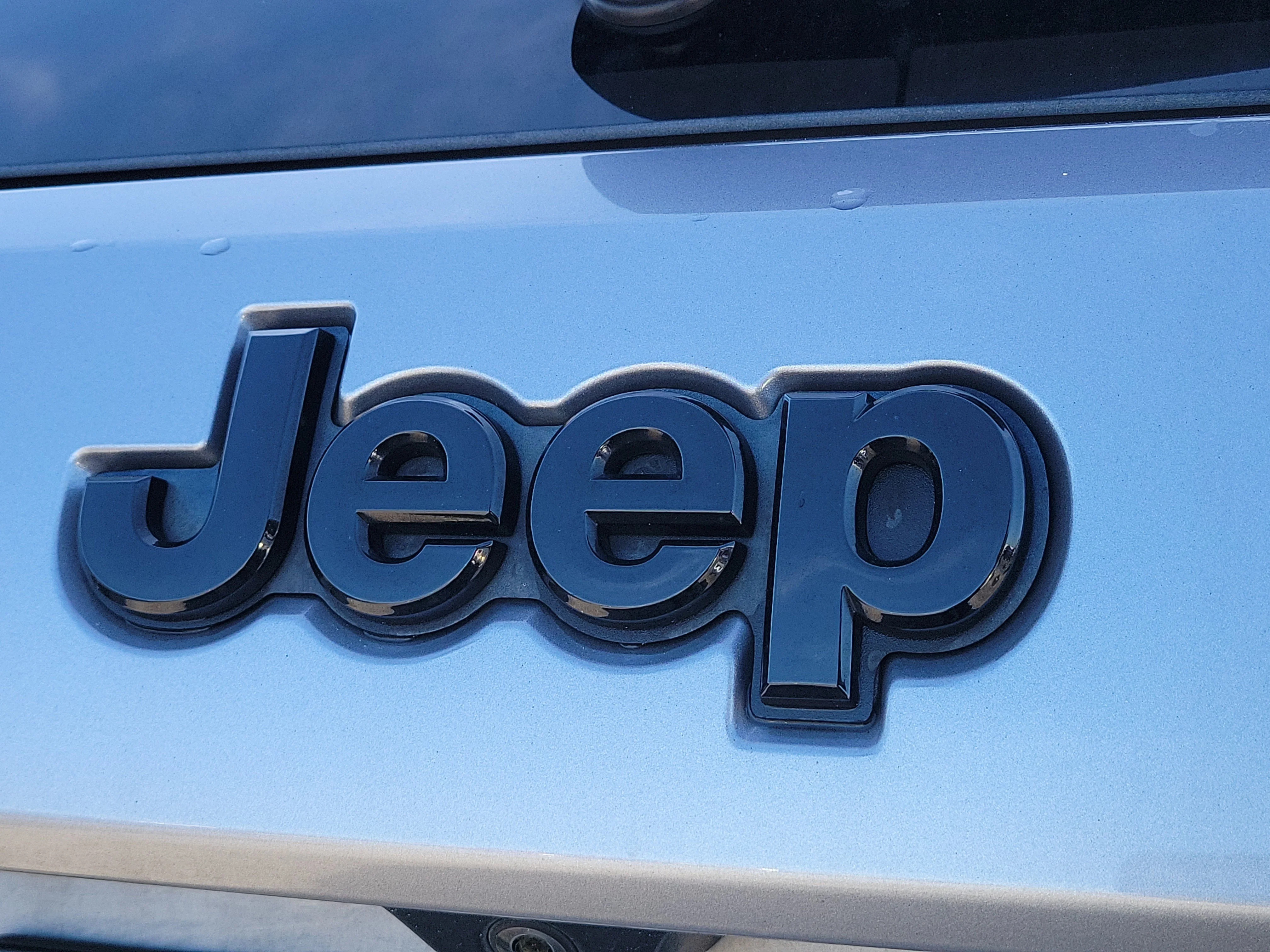 Used 2021 Billet Silver Metallic Clearcoat Jeep Laredo X image 9