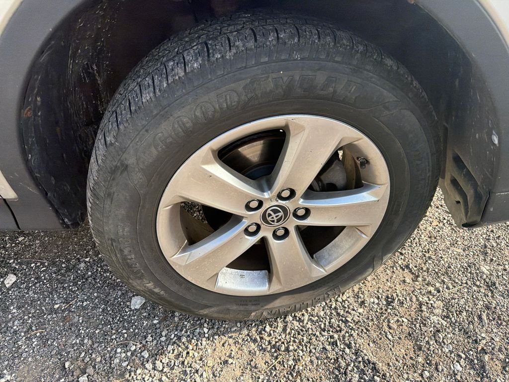 Used 2015 Silver Toyota XLE image 16